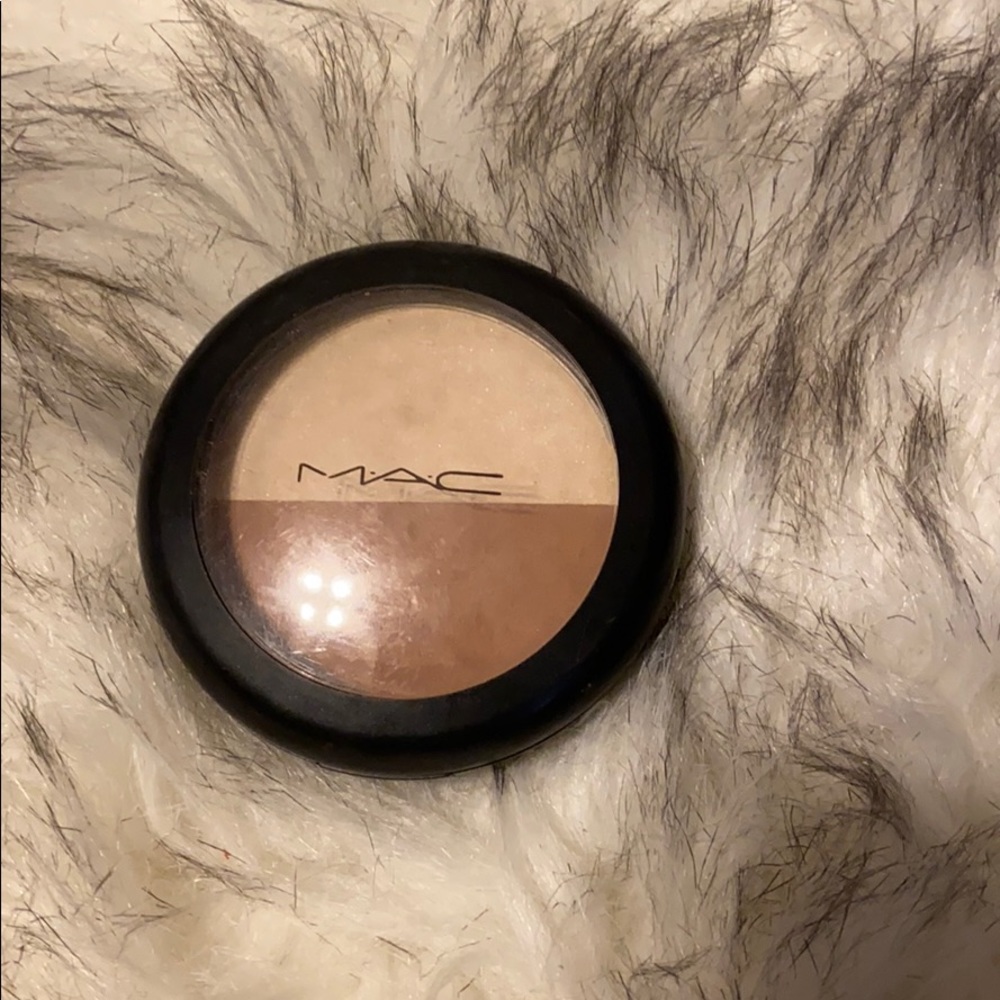 MAC COSMETICS - sculpture and shape powder.